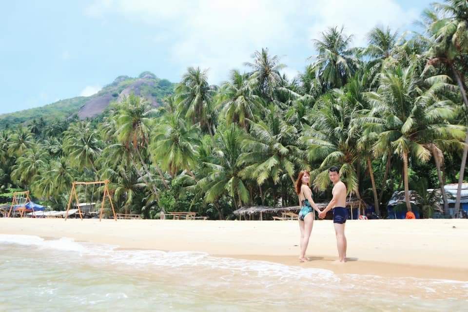 Bãi Bàng Hòn Sơn với bãi cát, biển xanh và hàng dừa