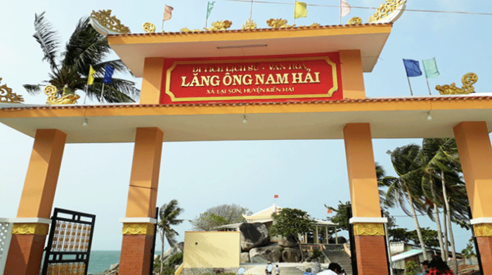 Cổng Lăng Ông Nam Hải tại xã Lại Sơn, Hòn Sơn